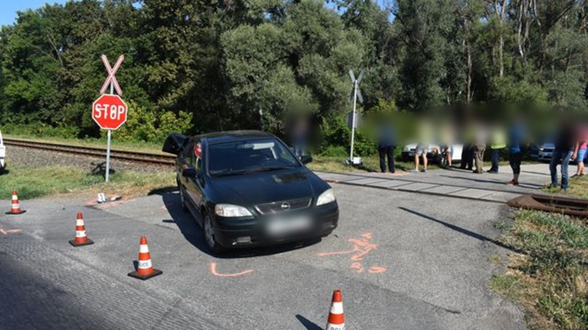 Helyszíni fotókat közölt a rendőrség a bajai vonatbalesetről