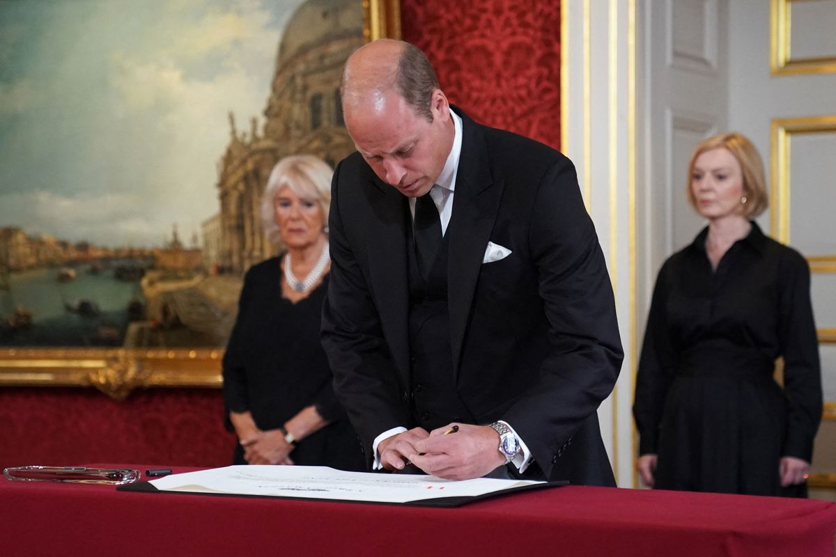 Vilmos herceg aláír, III. Károly beiktatása, AFP