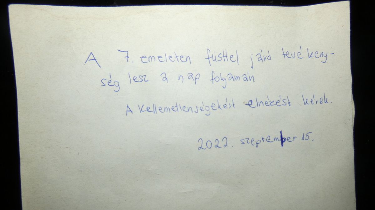 „A 7. emeleten füsttel járó tevékenység lesz a nap folyamán” – írta a nő, majd begyújtotta lakása ajtaját