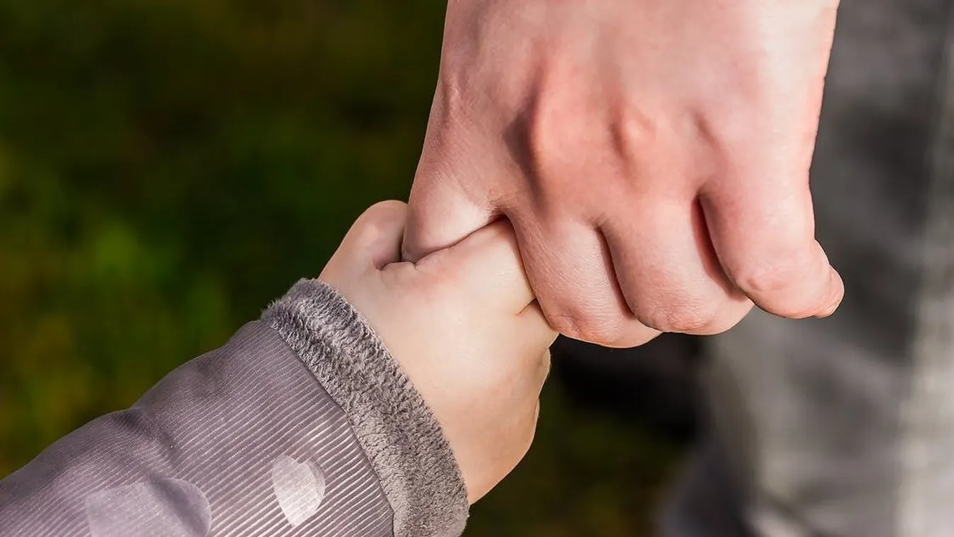 Sokkoló jelenségre figyelmeztetnek: Ezért ne osszunk meg a gyerekről képet az interneten – 18+