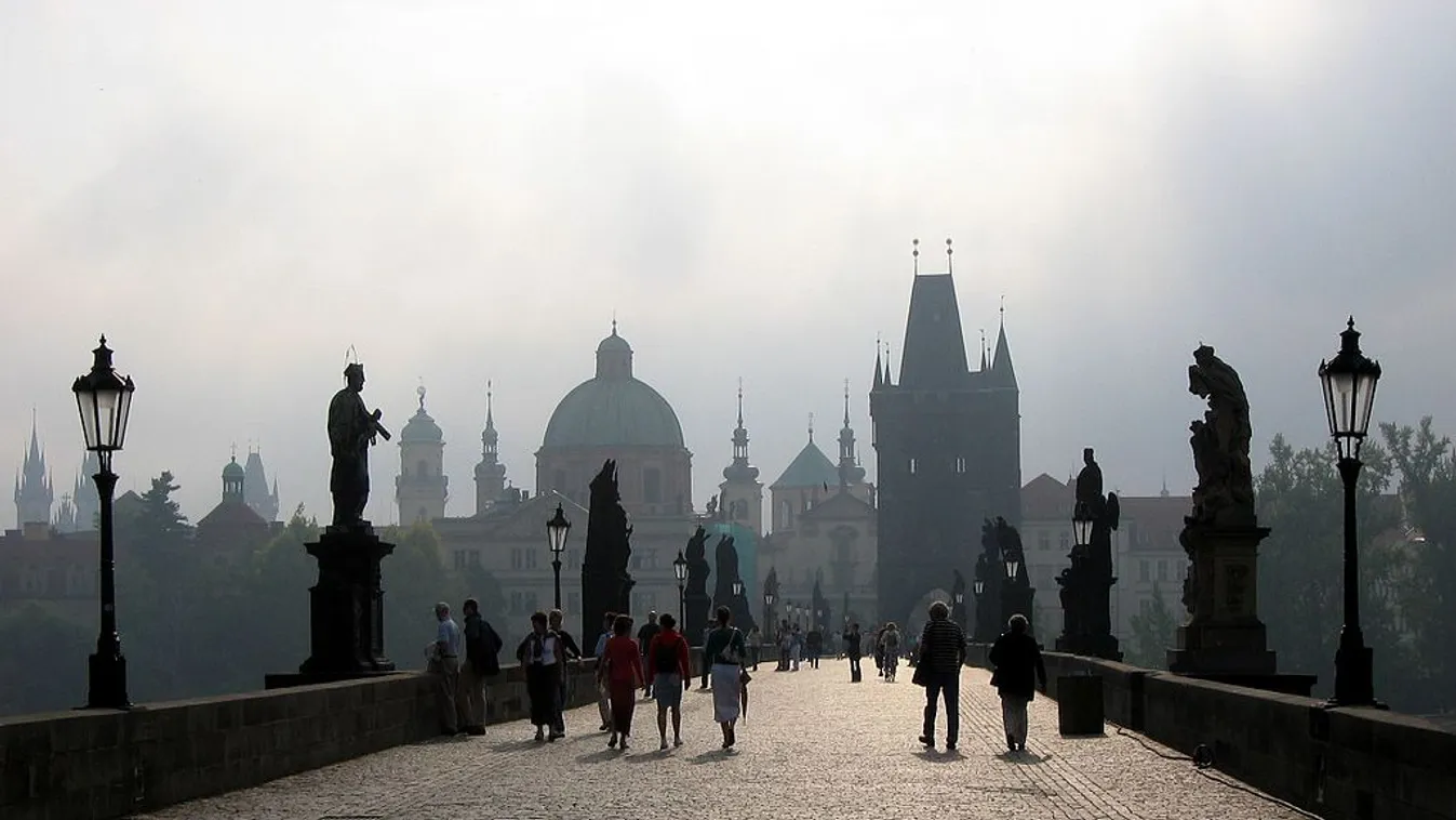 Videón, ahogy egy turista autóval áthajt Prága ikonikus gyalogos hídján
