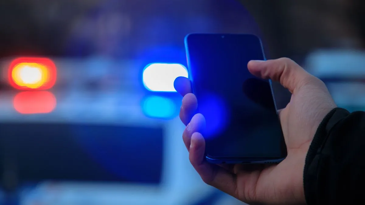 rendőr, rendőrség, telefon, telefonhívás, mobiltelefon, okostelefon, Shutterstock illusztráció