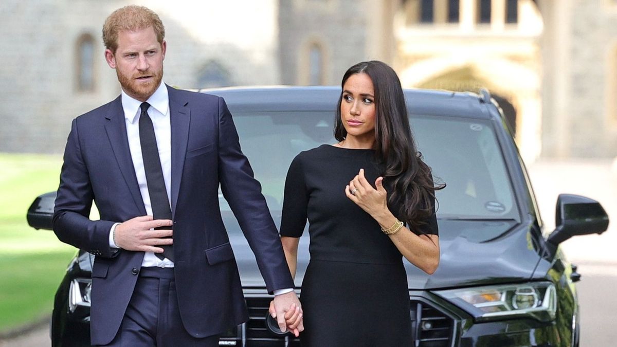 Leolvasták Meghan Markle szájáról, mit sugdolózott II. Erzsébet megemlékezésén