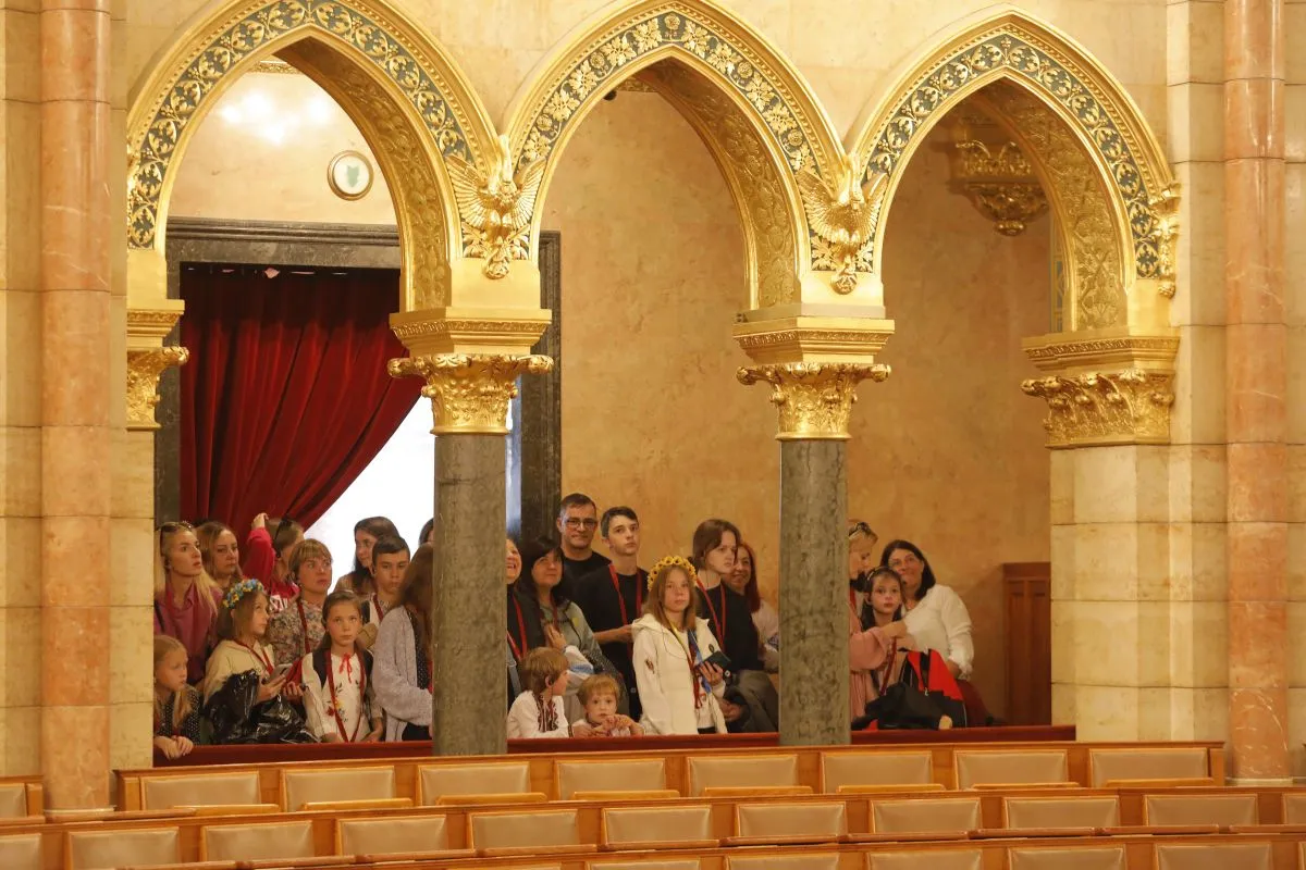Ukrán menekültek, Parlament, ülésterem, kirándulás
