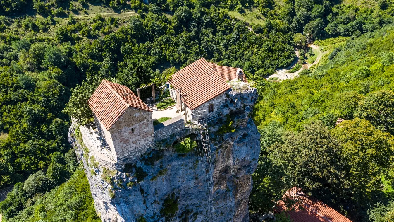 40 méter magasan, egy sziklaoszlop tetején csücsül ez a templom