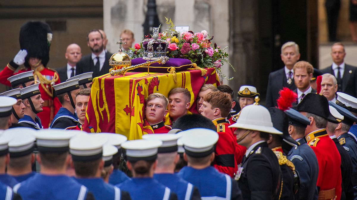 Dráma II. Erzsébet temetésén, hordágyon vittek el egy embert