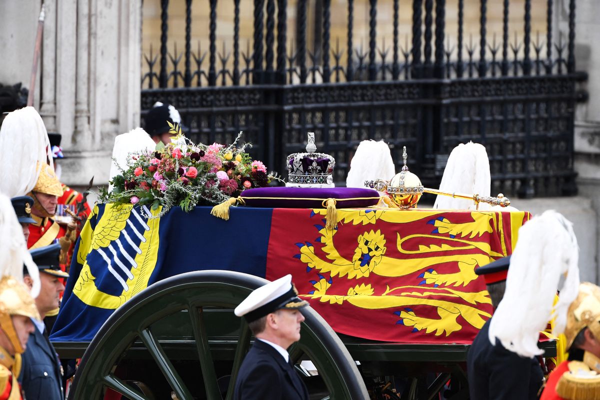 II. Erzsébet királynő koporsója, gyászmenet, temetés, AFP