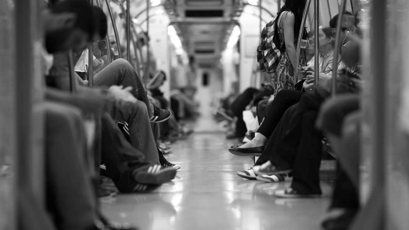 Horrorisztikus képsorok: egy hajléktalan össze-vissza vert egy nőt a metróaluljáróban