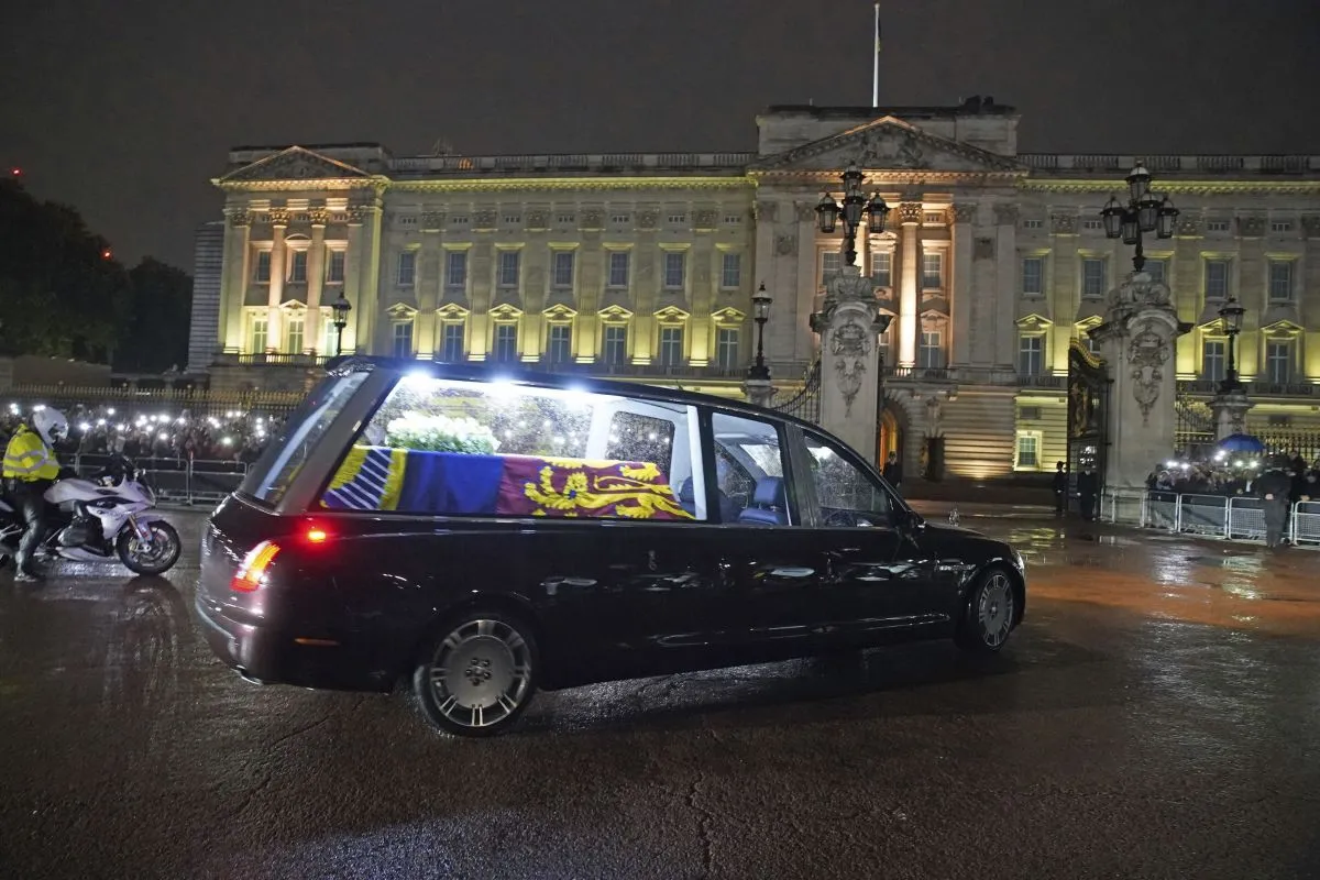 London, 2022. szeptember 13.
II. Erzsébet brit királynõ koporsóját szállító halottaskocsi a northolti légi támaszpontról a londoni királyi rezidenciára, a Buckingham-palotába érkezik 2022. szeptember 13-án. Az uralkodó az edinburghi Szent Egyed-székesegyházban volt felravatalozva egy napon át, miután a skóciai Balmoral kastélyában elhunyt szeptember 8-án, 96 éves korában, uralkodásának 71. évében.
MTI/AP/PA pool/Gareth Fuller