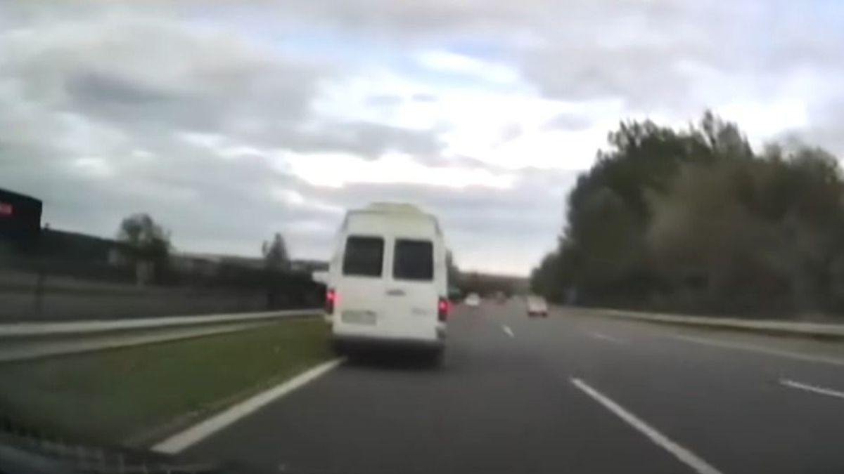 Drámai videó az M7-esről, iskolásokkal teli busz csapódott fékezés nélkül a szalagkorlátnak