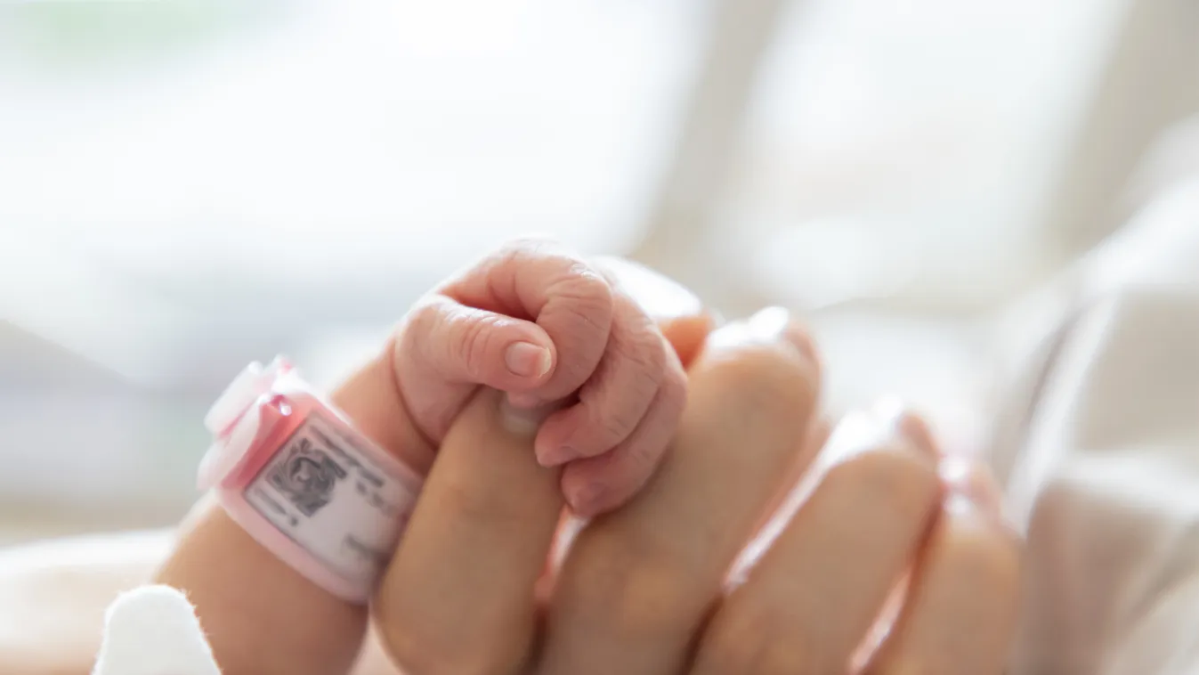 Hihetetlen történet: a szülőágyon tudta meg a 20 éves lány, hogy gyereke lesz