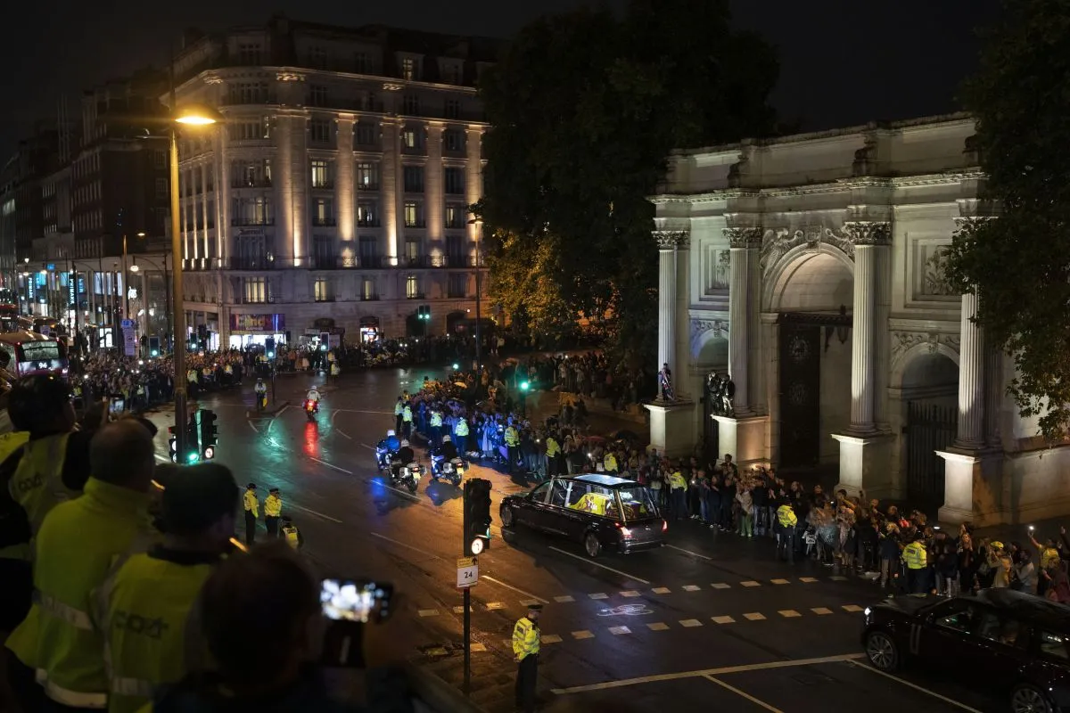 London, 2022. szeptember 13.
II. Erzsébet brit királynõ koporsóját szállító halottaskocsi a northolti légi támaszpontról a londoni királyi rezidenciára, a Buckingham-palotába tartva elhajt a Marble Arch elõtt 2022. szeptember 13-án. Az uralkodó az edinburghi Szent Egyed-székesegyházban volt felravatalozva egy napon át, miután a skóciai Balmoral kastélyában elhunyt szeptember 8-án, 96 éves korában, uralkodásának 71. évében.
MTI/AP/Felipe Dana