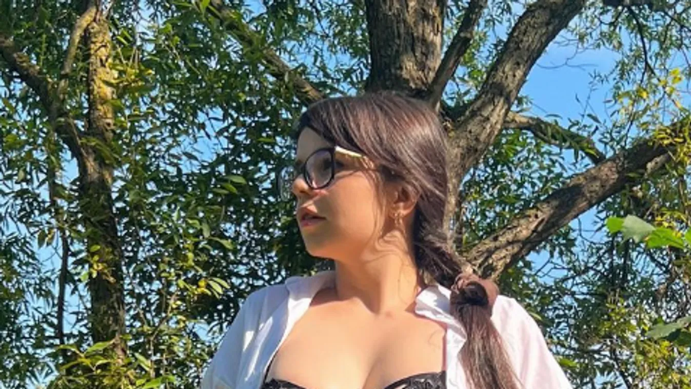 Nyílt utcán tolta le a nadrágját a szexistennő, kilátszott a micsodája – 18+ fotó