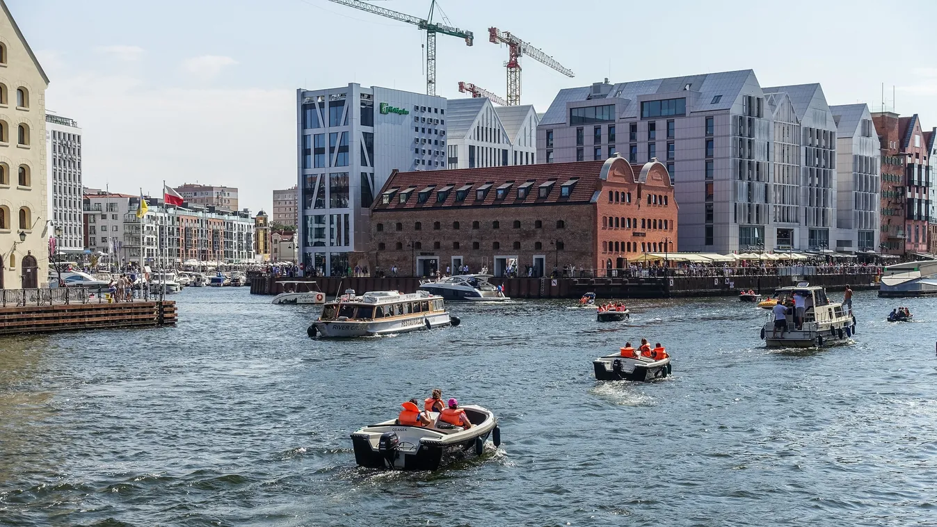Szomorú baleset: Vízbe borult egy turistacsónak Gdansk városában