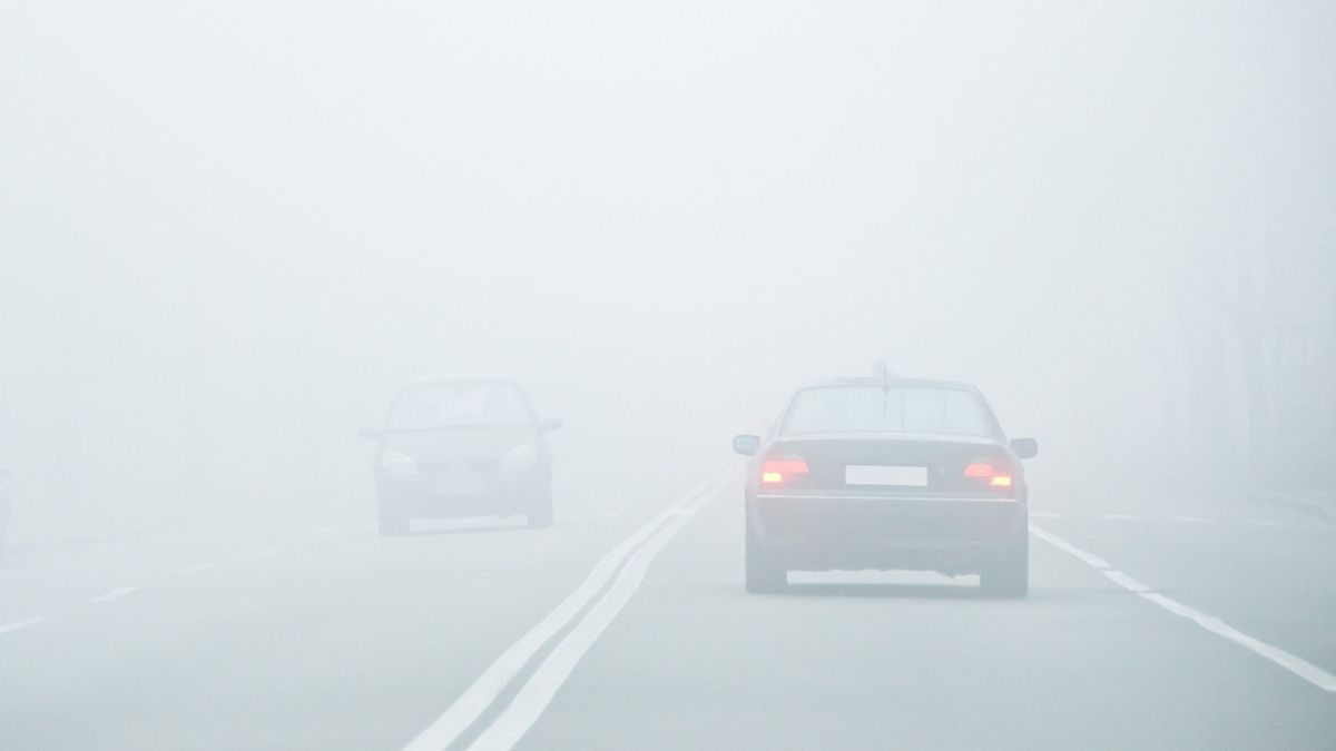 köd, autó, kocsi, autópálya, időjárás, Shuterstock illusztráció