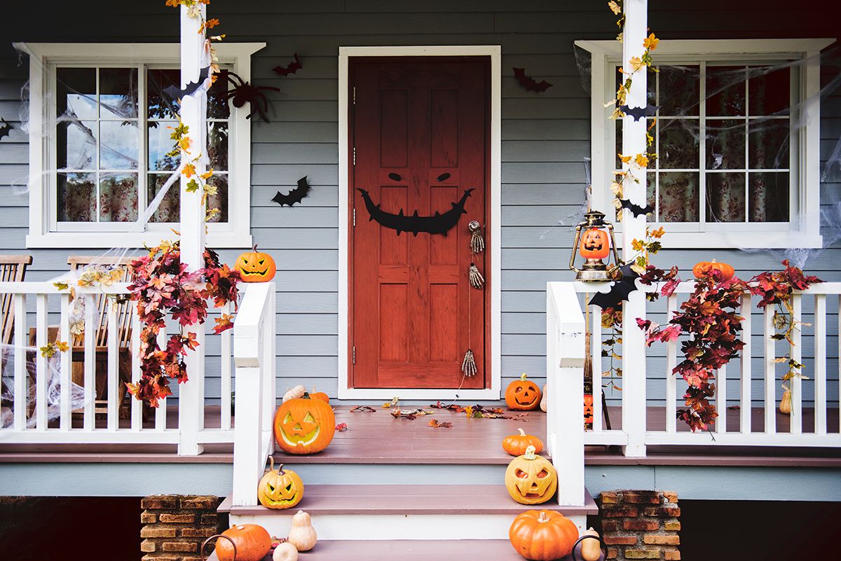 Halloween,Pumpkins,And,Decorations,Outside,A,House