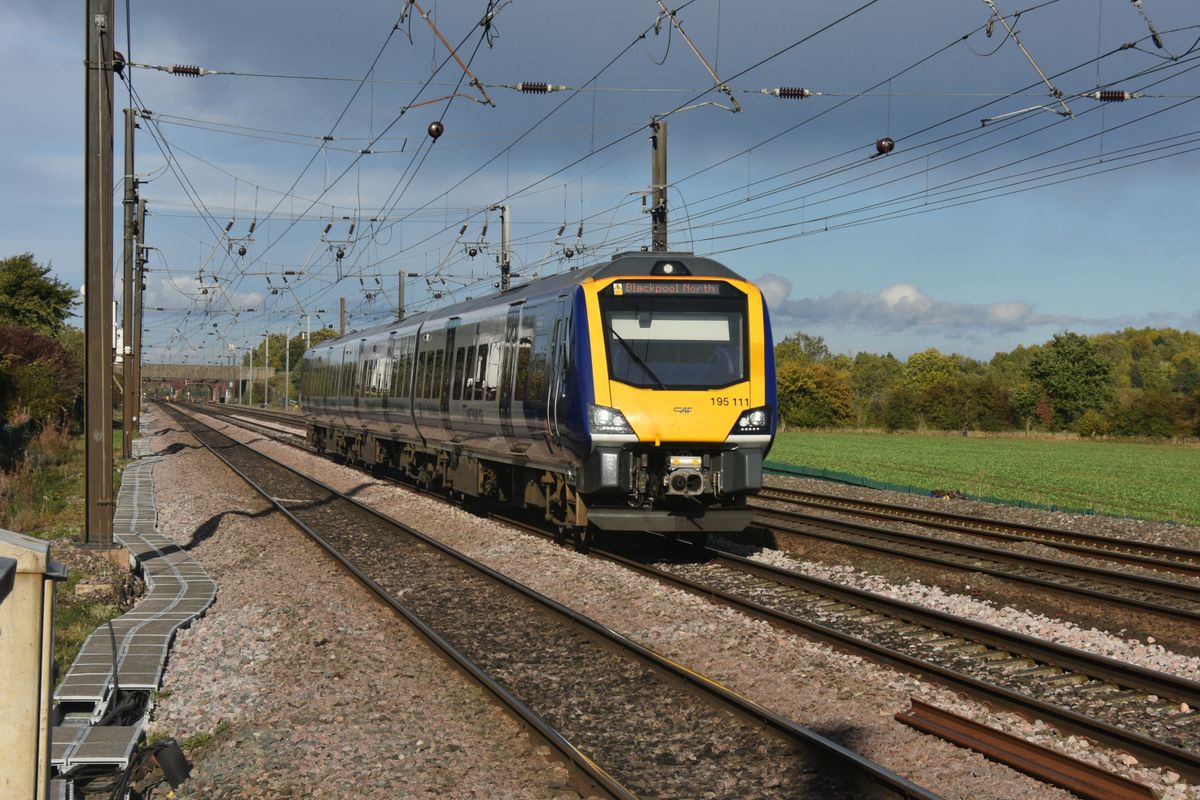 vonat, vasút, Northern Rail, UK, Shutterstock