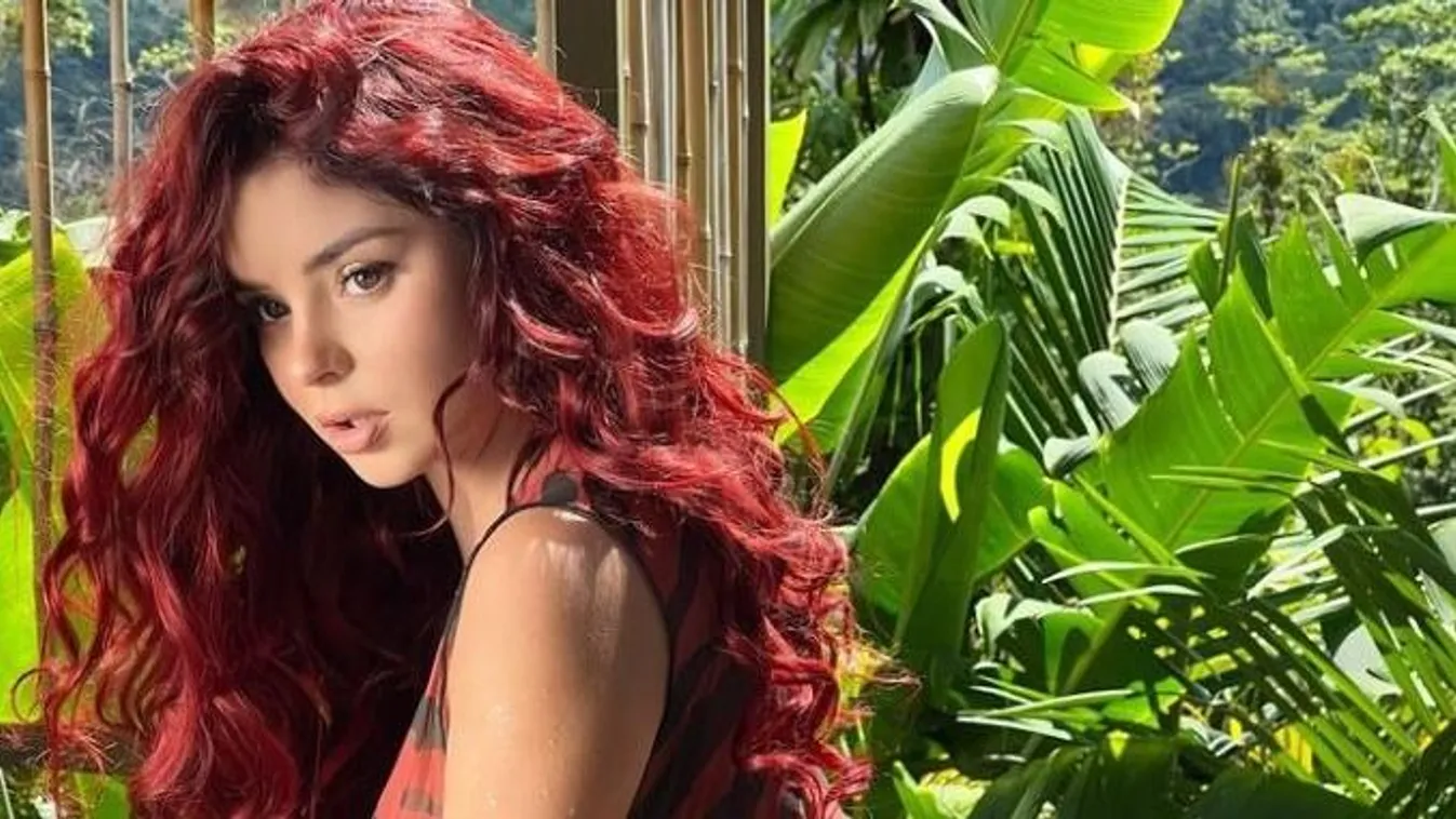 Se bugyi, se más: pucéran fürdőzik a vízesésben a dús keblű Demi Rose