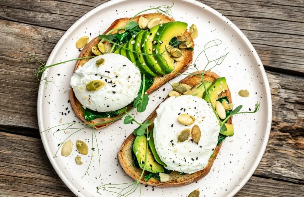 Toast,With,Spinach,,Avocado,,Egg,And,Pumpkin,Seeds,On,The