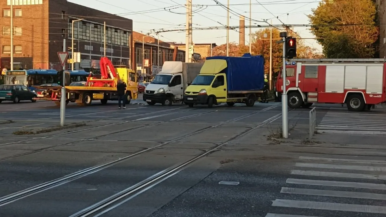 Villamosnak rohant egy kisteherautó Budapesten, áll a forgalom