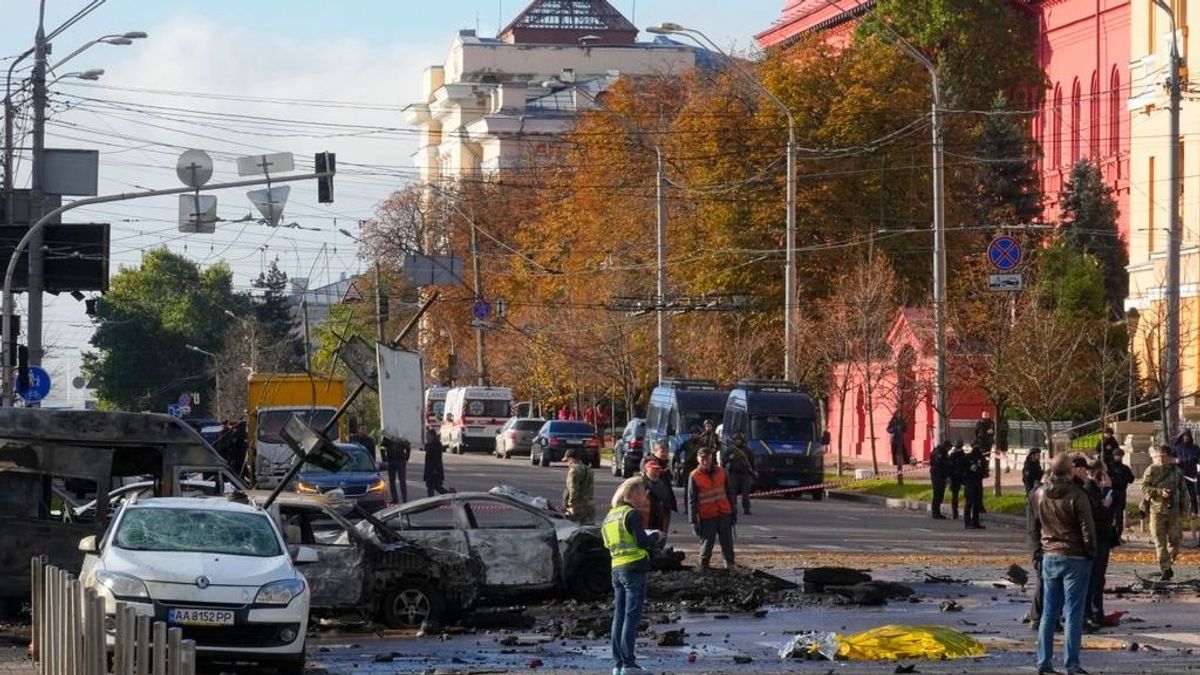 Brutális látvány, szelfivideó közben csapódott be a fiatal nő mellett a rakéta