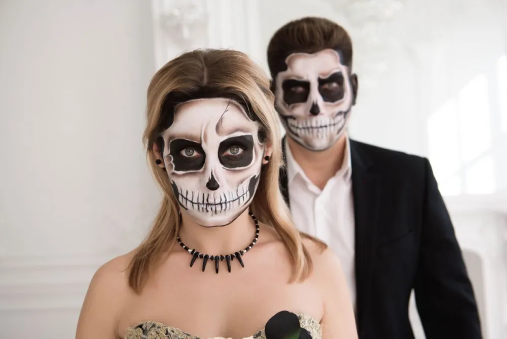 Portrait,Of,A,Beautiful,Couple,In,Medieval,Costumes,With,Vampire