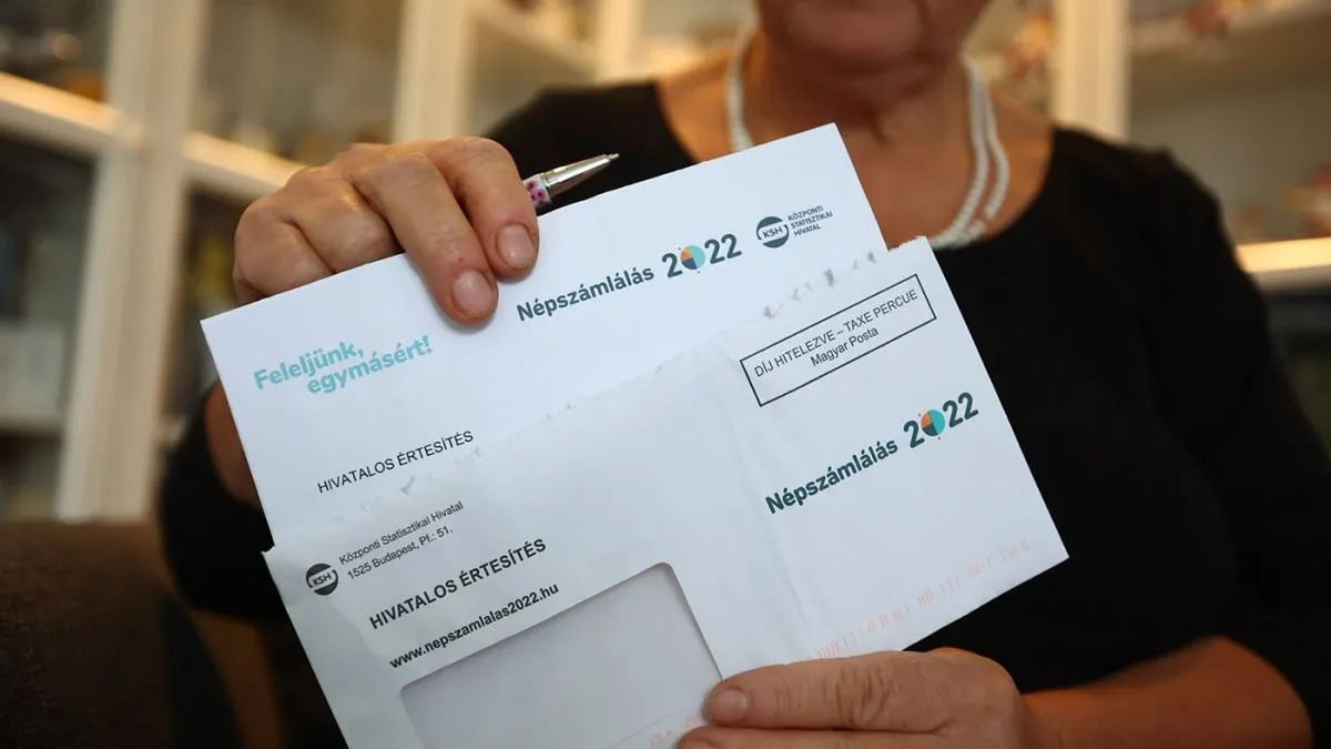 Gödöllő, 2022. október 1.
Egy nő kitölti a népszámlálás online kérdőívét Gödöllőn 2022. október 1-jén. Ezen a napon megkezdődött a népszámlálás, amelyen a részvétel kötelező, a kérdőíveket október 16-áig interneten lehet kitölteni, majd számlálóbiztosok keresik fel azokat a háztartásokat, amelyekből nem érkezett be online kérdőív.
MTI/Kovács Anikó