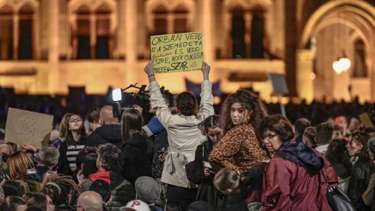 Pedofiloknak adnák oda a miniszterelnök unokáit a tanártüntetésen hergelő aktivisták