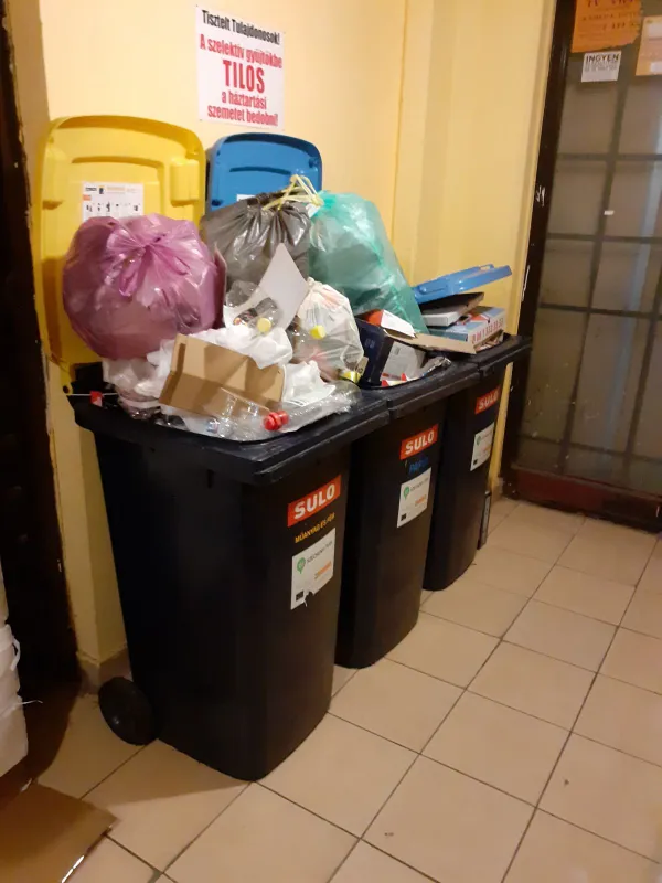 Tele vannak a kukák a sztrájk miatt