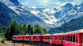 Videó: Olaszország és Svájc között vezet a világ egyik legszebb őszi vonatútja