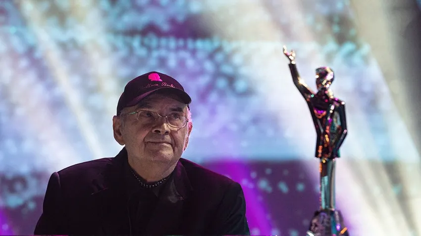 Megkezdődött Szakcsi Lakatos Béla temetése