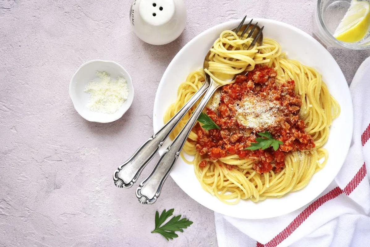 bolognai spagetti, olasz konyha, tészta, tésztaétel, Shutterstock illusztráció