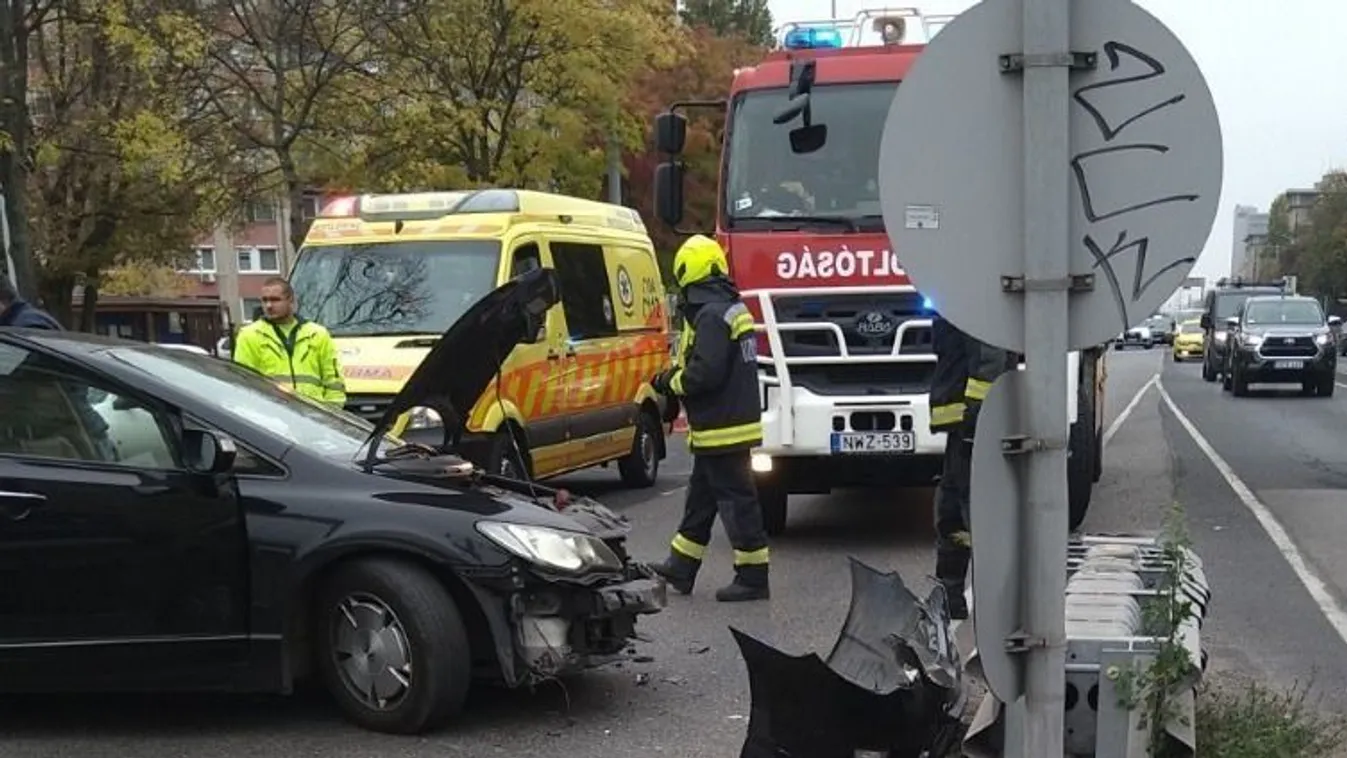 Szalagkorlátnak csapódott egy autó Budapesten, a mentők is a helyszínen