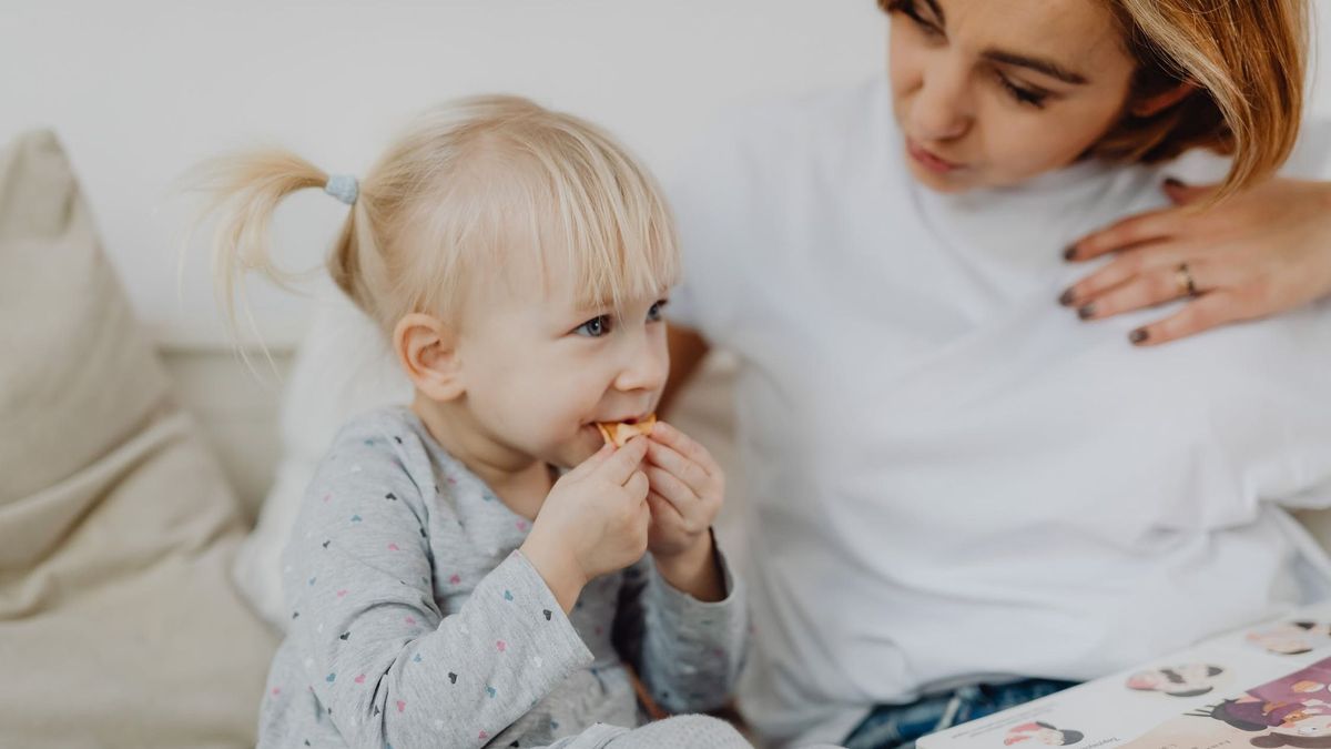 Távirányítót és bútorokat eszik egy ritka betegség miatt a tündéri kétéves kislány