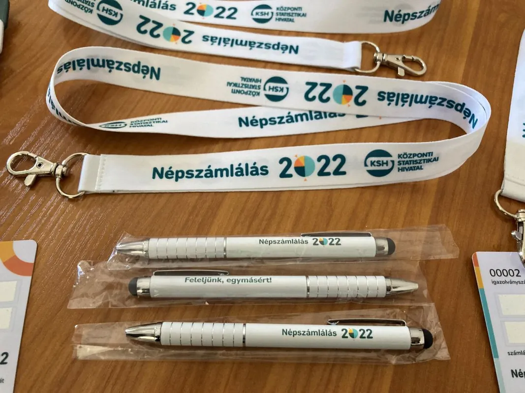 Népszámlálás 2022 toll, nyakbaakasztó és igazolvány-részlet