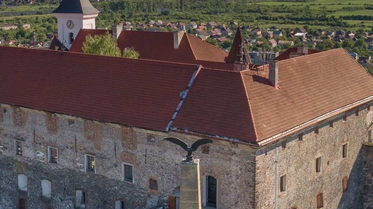 Lebontatják az ukránok a turulszobrot a munkácsi várban