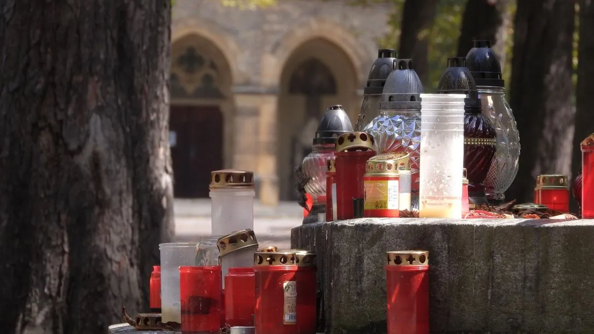 Halottak napján gyertyát viszünk szeretteink sírjához.