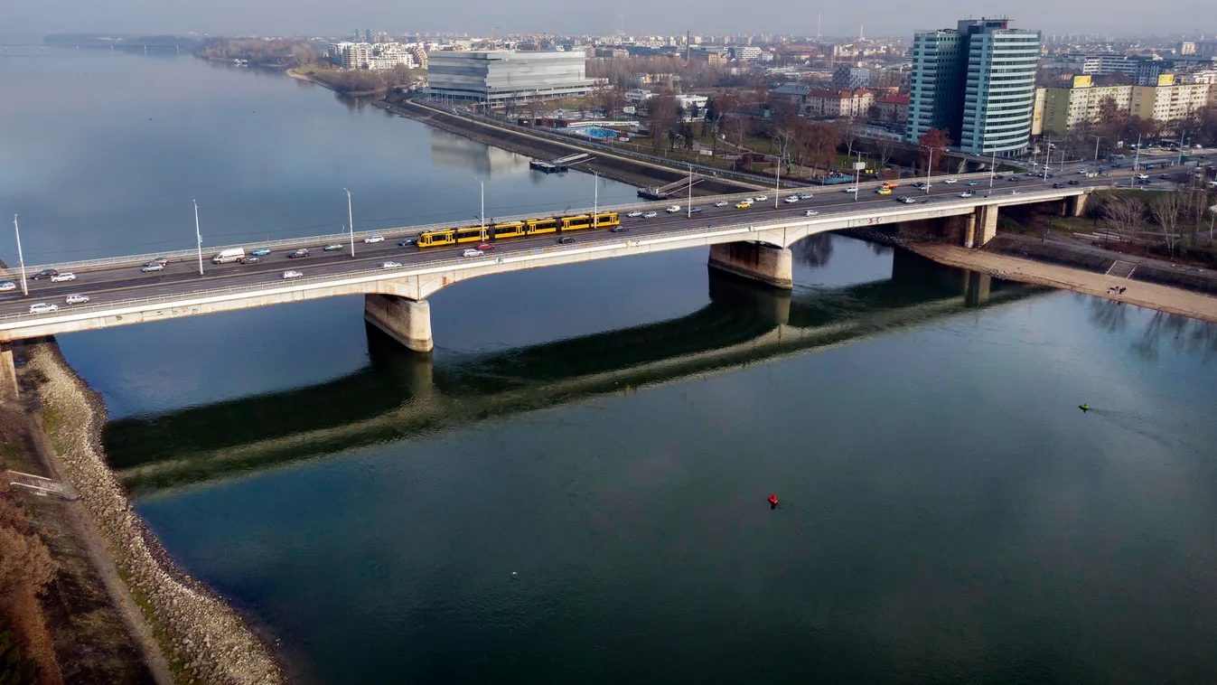 A Dunába vetette magát egy lány Budapesten