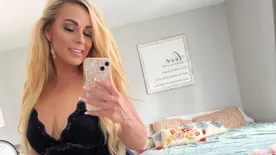 Péniszeket osztályoz a tanárnőből lett pornós