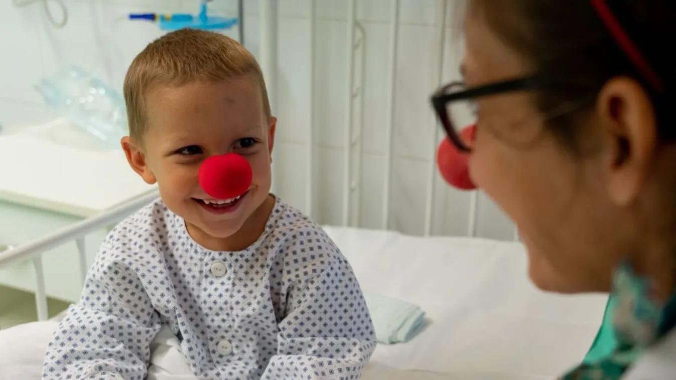 Nevetésben a remény! – Így “gyógyítanak” a bohócdoktorok