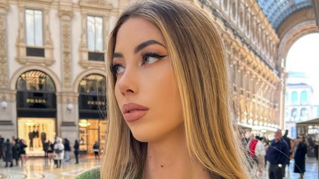 Nyílt utcán mutogatja gyönyörű mellbimbóit a szőke szexistennő – 18+ fotó