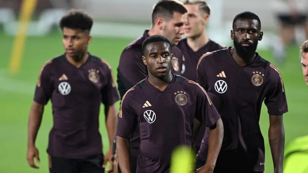 Moukoko (középen) épphogy 18 éves újoncként máris a sor és a német csapat elején találja magát?