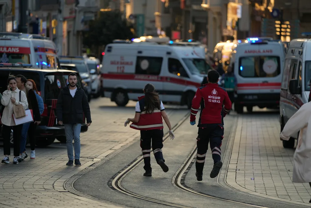 Isztambul, 2022. november 13.
Rendőrök és mentőalakulatok tagjai dolgoznak egy robbanás helyszínén Isztambul népszerű sétálóutcájában, az Istiklalon 2022. november 13-án. A detonációnak az első vizsgálatok szerint négy halottja és 38 sebesültje van. A robbanás eredete egyelőre ismeretlen.
MTI/AP/Francisco Seco