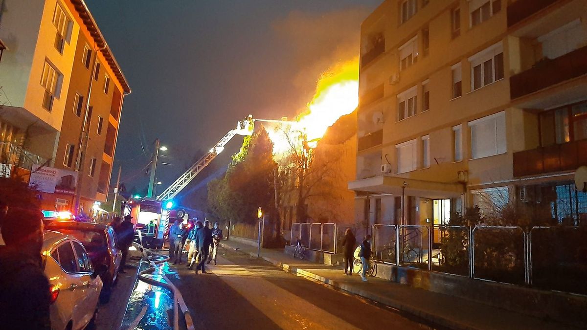 Zokogva videózta Nikolett, ahogy ég egykori iskolája