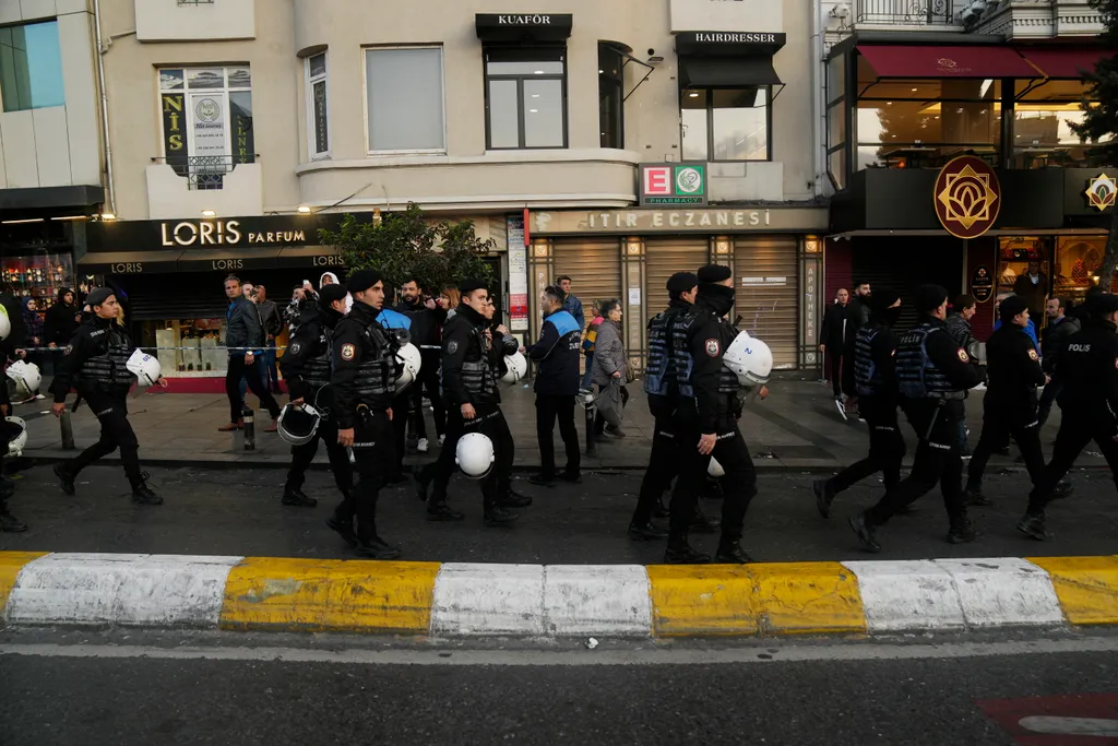Isztambul, 2022. november 13.
Készenléti rendőrök érkeznek egy robbanás helyszínére Isztambul népszerű sétálóutcájában, az Istiklalon 2022. november 13-án. A detonációnak az első vizsgálatok szerint négy halottja és 38 sebesültje van. A robbanás eredete egyelőre ismeretlen.
MTI/AP/Francisco Seco