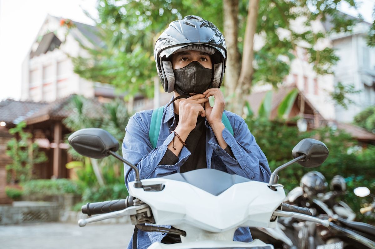 Man,Getting,Ready,To,Wear,Helmet,And,Mask,On,Motorbike