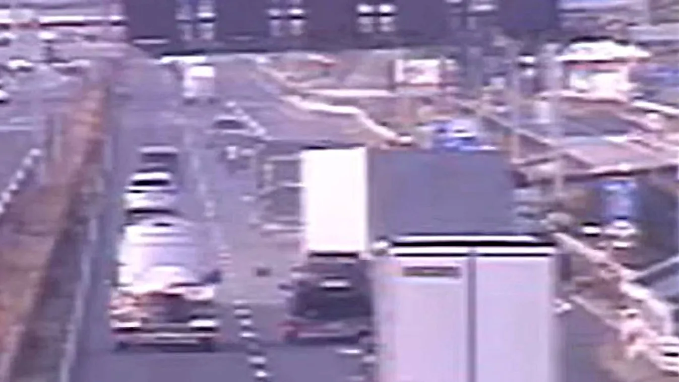 Videón, ahogy egy terepjárós brutális balesetet okoz az M1-esen
