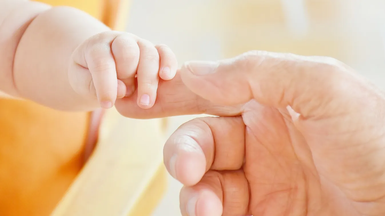 Szívszorító: még mindig hazavárja elhunyt édesapját a másfél éves kisfiú