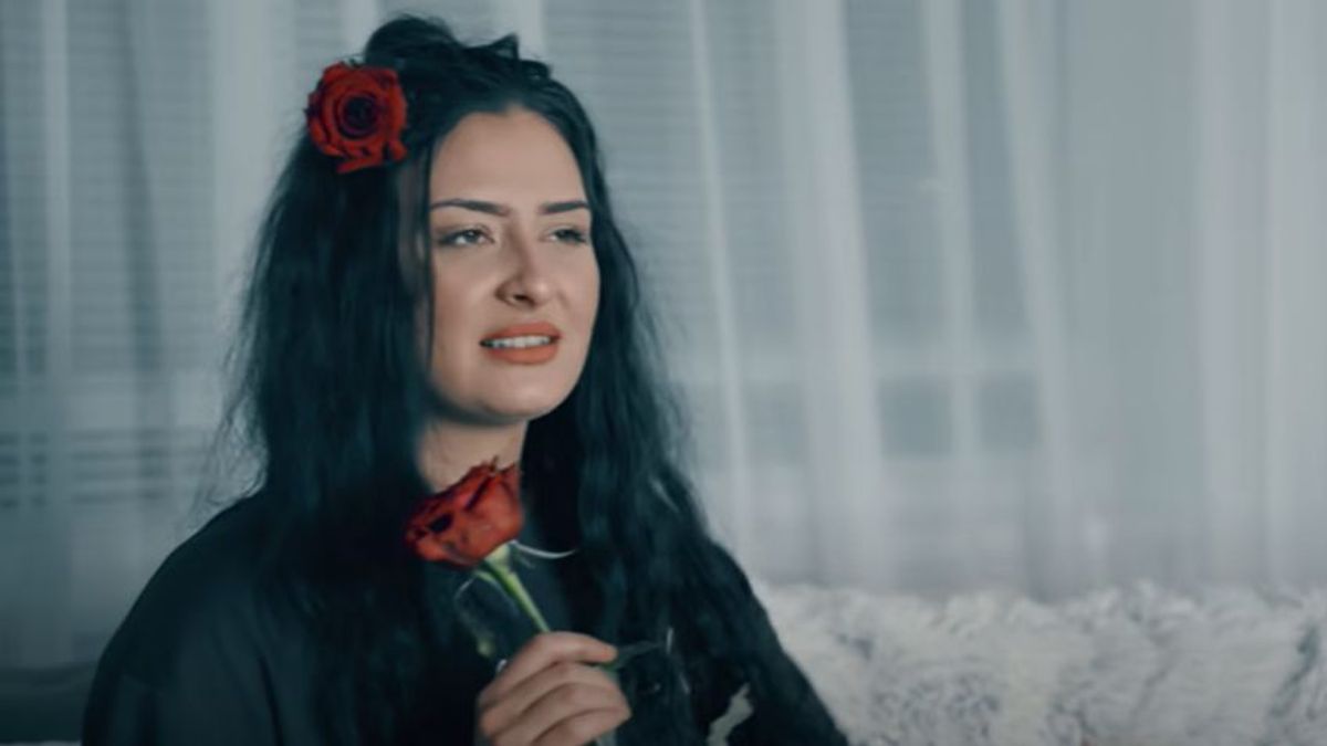 „Ha másfél éve ezt írják, akkor megcsinálom!” – a magyar énekesnő halálát kívánják