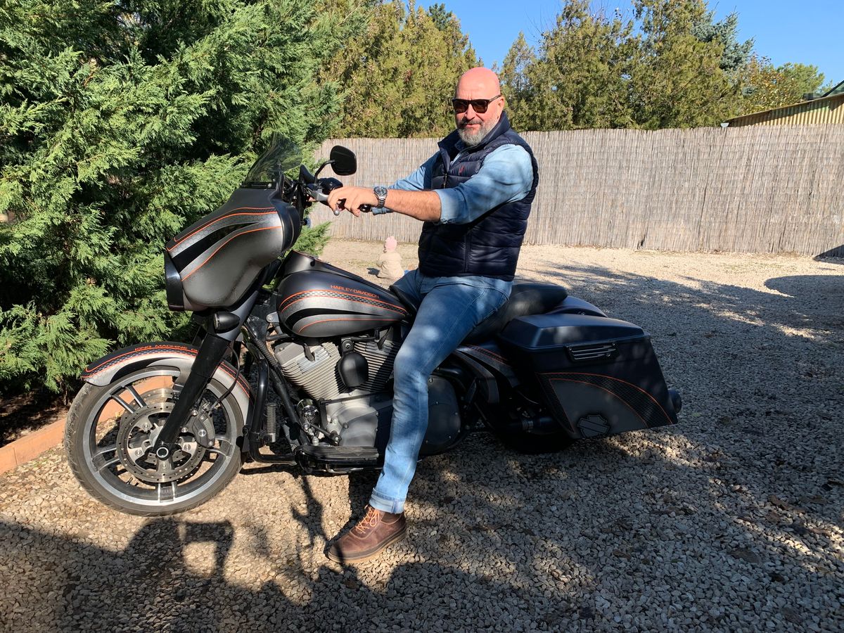 Juronics Tamás és kedvenc Harley Davidson motorja